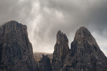 Obraz premium autumnal alpine landscape inside the Dolomites during a cloudy day, Italy