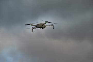 Fototapeta premium a drone flying with a cloudy sky in the background