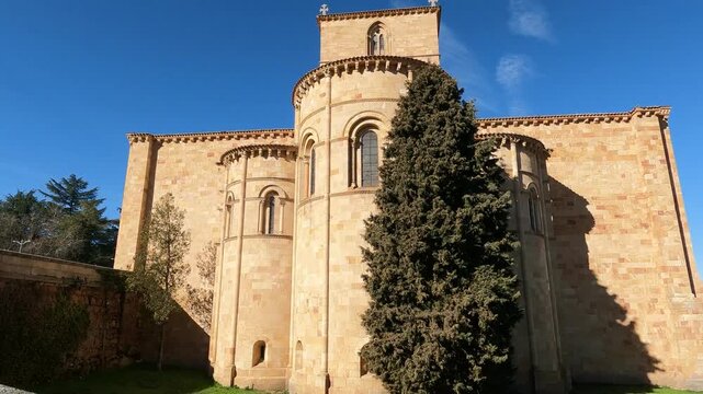 Exterior fachada este de la bas&iacute;lica de los hermanos santos Vicente, Sabina y Cristeta en Avila, Espa&ntilde;a