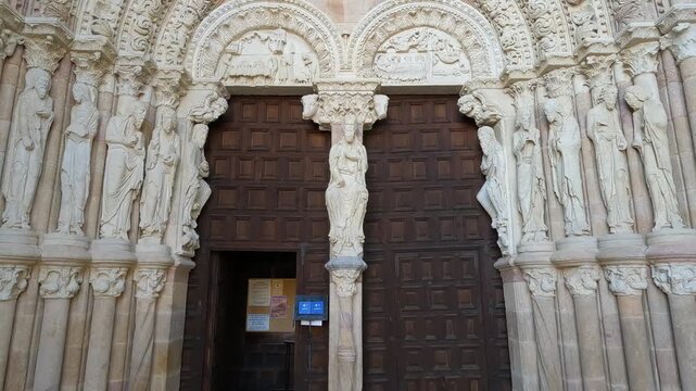 Portada y acceso en la fachada occidental a la bas&iacute;lica rom&aacute;nica de los santos Vicente, Sabina y Tristeta en Avila, Espa&ntilde;a