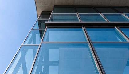 Obraz premium Low angle view of a contemporary glass and steel office building exterior