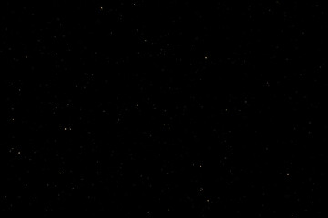 Fond noir avec particules beiges dispersées © Romain P19