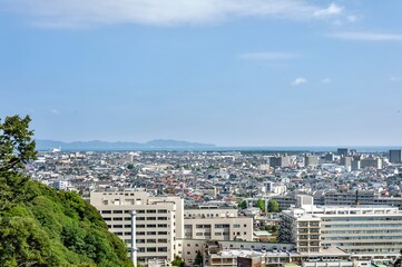 Obraz premium 米子城跡の山頂から弓ヶ浜半島と日本海を一望する広大な都市景観/Vast Urban Landscape Looking Out Over the Yumigahama Peninsula and the Sea of Japan from the Summit of Yonago Castle Ruins