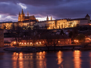 Obraz premium Prague Castle and St. Vitus Cathedral seen from the old town at dusk, Prague, Czech Republic