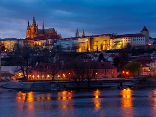 Obraz premium Prague Castle and St. Vitus Cathedral seen from the old town at dusk, Prague, Czech Republic