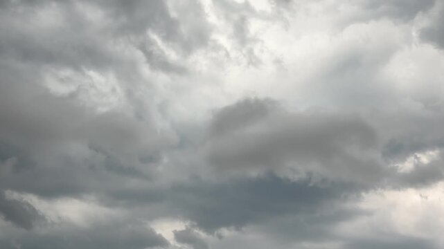 graue Gewitterwolken ziehen &uuml;ber Dortmund, Ruhrgebiet. Nordrhein-Westfalen hinweg