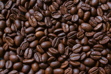 Fototapeta premium Close-up view of roasted coffee beans texture background, aromatic premium coffee concept.