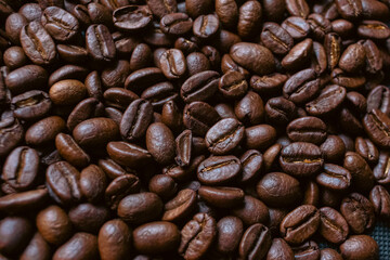 Fototapeta premium Close-up view of roasted coffee beans texture background, aromatic premium coffee concept.
