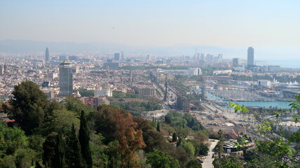 Fototapeta premium vue panoramique sur Barcelone et son port depuis Montjuic