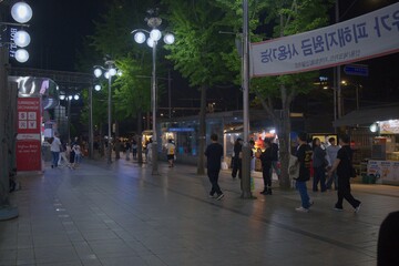 Fototapeta premium Vibrant Early Summer Night on a Lively Street in Seoul, Korea