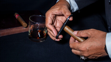 a man cutting cigar © Salouw
