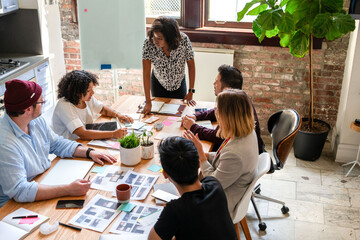 Obraz premium Creative team collaboration meeting workspace