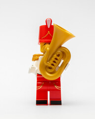 Obraz premium A minifigure of a person playing a tuba