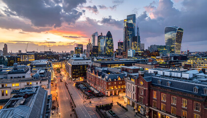 Fototapeta premium London Cityscape at Dusk with Modern Skyscrapers and Historic Buildings.
