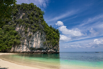 Obraz premium Beautiful scenic view of Koh Hong island and its tropical surroundings in Krabi, Thailand