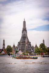 Naklejka premium Wat Arun Temple of Dawn Tall Prang Spire Bangkok Thailand