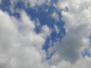 Obraz premium Blue sky with thick white clouds.