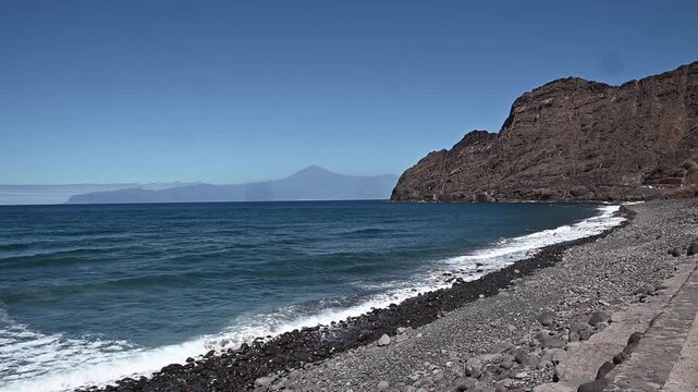 Playa volc&aacute;nica de Agulo con el Teide al fondo, La Gomera