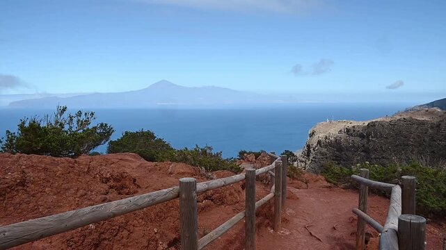 Mirador natural con vista de Tenerife y el Teide desde La Gomera