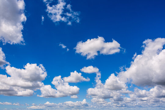Ciel bleu et nuages en &eacute;t&eacute;