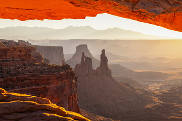 Naklejka premium Golden hours with a soft morning light at Mesa Arch in Utah