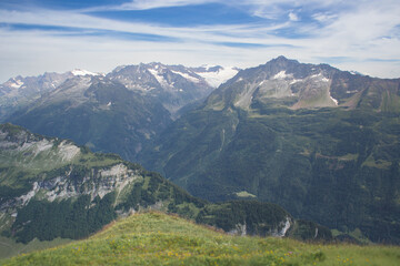 Fototapeta premium Rugged alpine peaks and mountain ranges under a cloudy sky