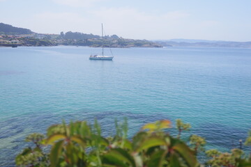 Velero en la costa. © Dilia