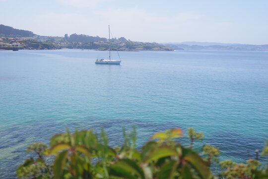 Velero en la costa.