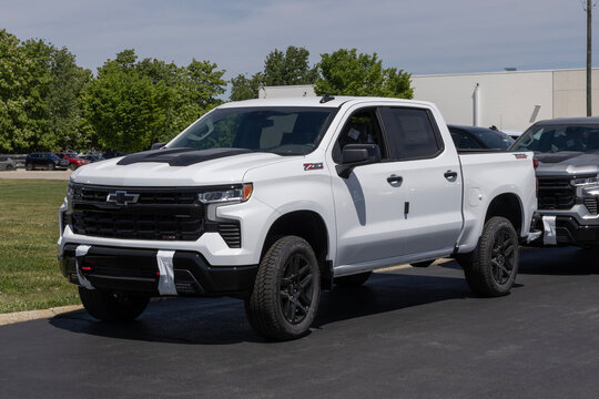 Chevrolet Silverado 1500 Crew LT Trailboss 4WD display. Chevy offers the Silverado 1500 with a 5.3L Ecotec3 V8 engine. MY:2026