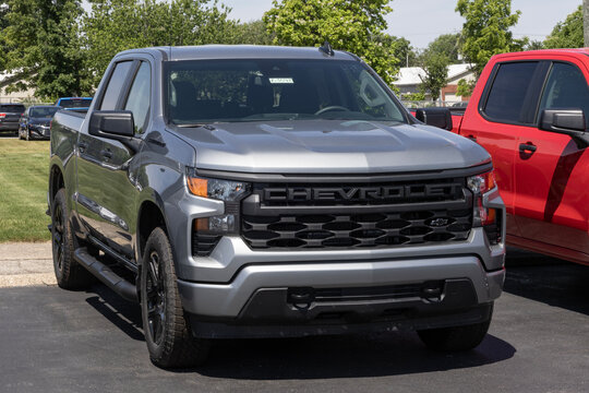 Chevrolet Silverado 1500 Crew Custom 4WD display. Chevy offers the Silverado 1500 with a 2.7L TurboMax I4 engine. MY:2026