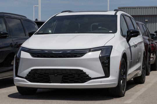 Chrysler Pacifica Limited Appearance Minivan at a dealership. Chrysler offers the Pacifica with a 3.6L VVT V6 engine. MY:2027