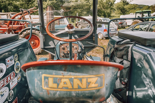 Blick auf Fahrersitz und Lenkrad eines alten Lanz Traktors auf einer Ausstellung in Schuld, Deutschland, 23.05.2026