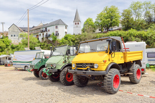 Verschiedene Unimog Typen vor der Kulisse von Schuld, Deutschland, 23.05.2026