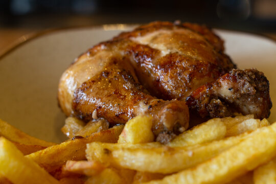 Pollo a la Brasa, plato t&iacute;pico de la gastronom&iacute;a peruana, en base a pollo asado al carb&oacute;n, patatas fritas y ensalada