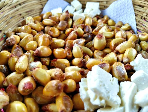 Cancha con queso, bocadillo t&iacute;pico de la gastronom&iacute;a de los andes peruanos, en base a ma&iacute;z tostado  trozos de queso fresco