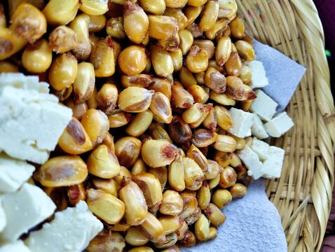 Cancha con queso, bocadillo t&iacute;pico de la gastronom&iacute;a de los andes peruanos, en base a ma&iacute;z tostado  trozos de queso fresco