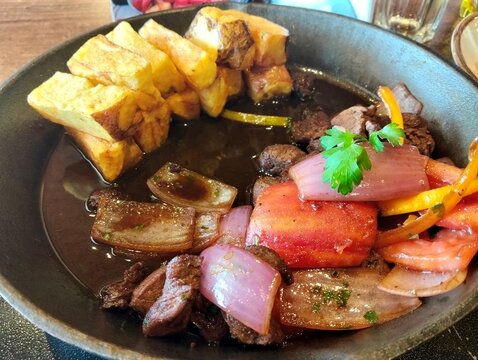 Lomo Saltado o salteado, plato t&iacute;pico de la gastronom&iacute;a peruana, en base a lomo de res, papas y algunas verduras salteadas