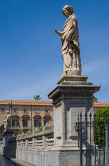 Obraz premium Historic statues under sunny skies.