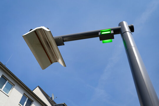 Modern KVB e-bus charging mast with green status light and pantograph contact hood. Sustainable urban public transport in Cologne, Germany.