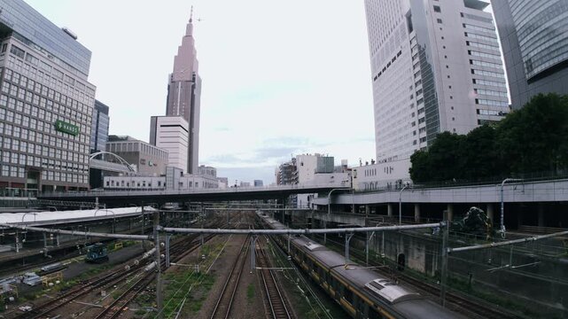 新宿のビルと電車