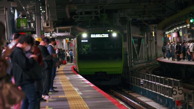 渋谷駅と山手線