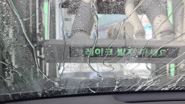 자동차 내부 운전자 시점에서 본 자동 세차기 고압수 세척 작동 영상