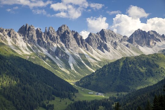 The Kalkk&ouml;gel, in front of it the Kemater Alm, Stubai Alps, Tyrol, Austria