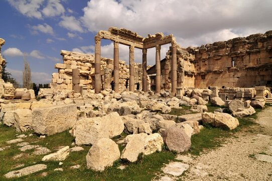 Roman temple ruins, UNESCO World Heritage Site, Baalbek, Beqaa Valley, Lebanon, Middle East, Orient