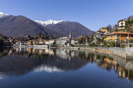 Lake promenade with view of Mergozzo, market square in Mergozzo, Mergozzo, Lago di Mergozzo, Piedmont, Italy