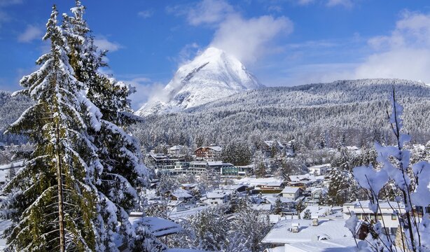 View of the village with Hoher Munde 2662m in winter, Seefeld, Seefeld Plateau, Tyrol, Austria