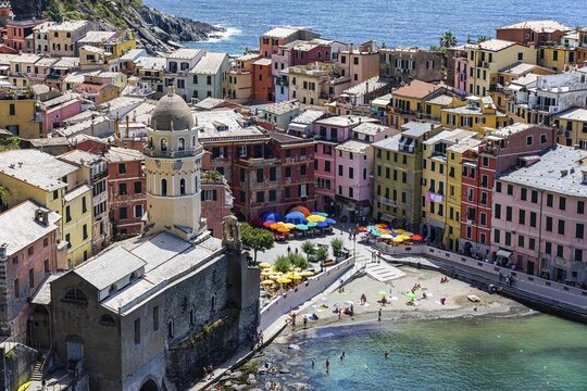 The village of Vernazza with its pastel-coloured houses built into the hillside, view from the hiking trail Via dellAmore, Vernazza, Cinque Terre, Ligurian Coast, Liguria, Italy