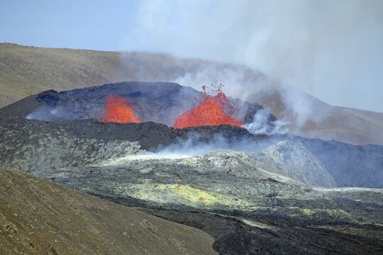 Active volcano with lava fountains, volcanic crater, Fagradalsfjall, Geldingadalir, Reykjanes, Sudurnes, Iceland