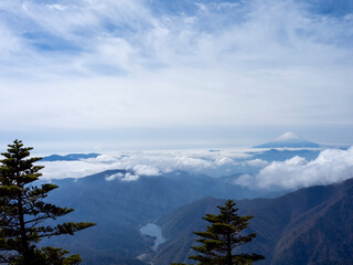 Obraz premium Mount Fuji Rising Above Clouds and Mountain Valleys Seen from a High Viewpoint