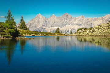Obraz premium Famous alpine lake and spectacular mountain ridges in Austria